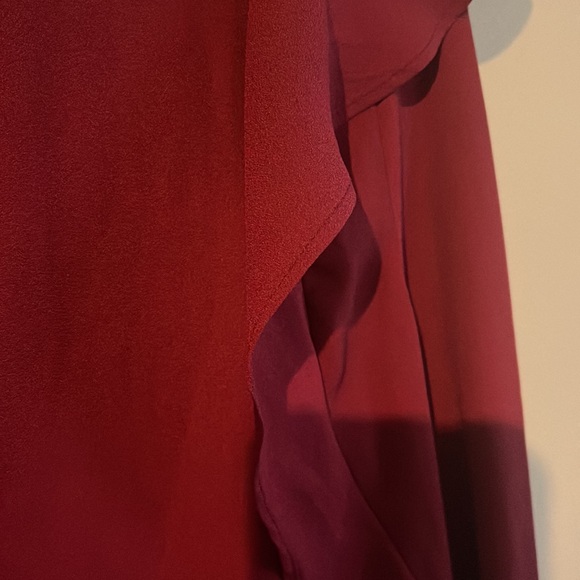 Lush burgundy top in beautiful condition with ruffled shoulders - Picture 2 of 3